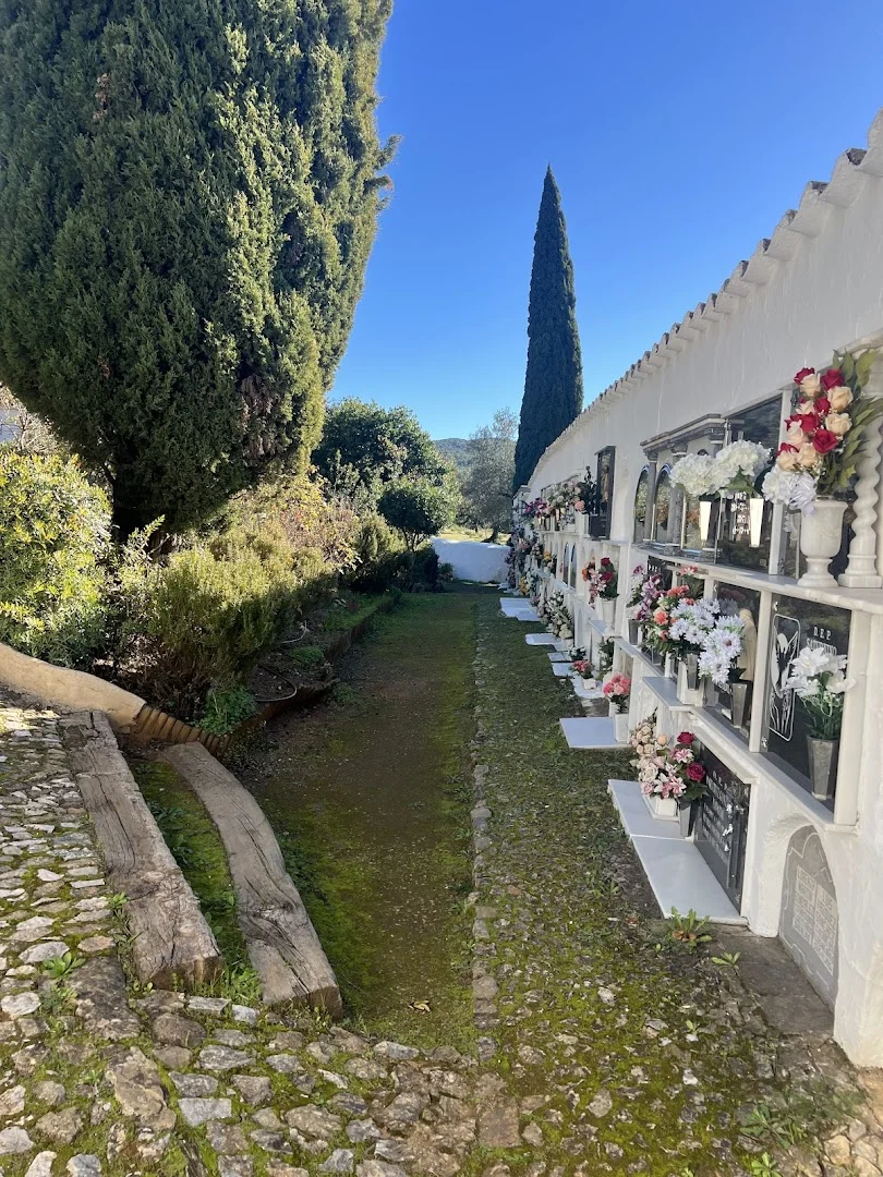Foto 4 de Cementerio de Linares de la Sierra