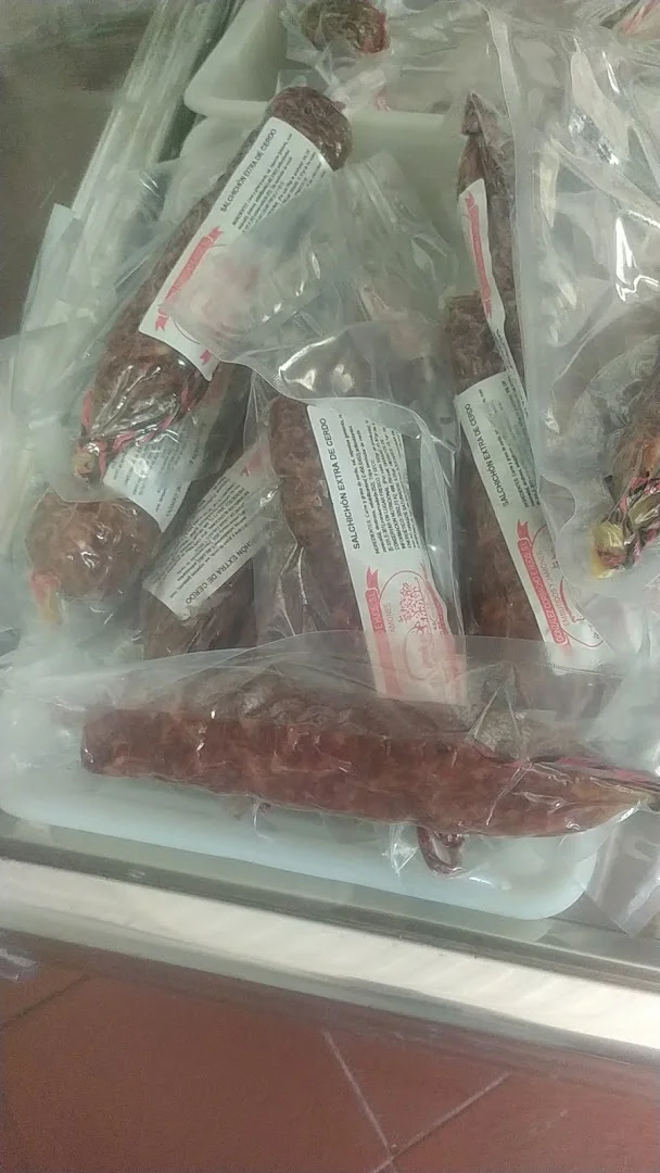 Foto 5 de Fábrica de Jamones y Embutidos González Corbacho e Hijos S. L