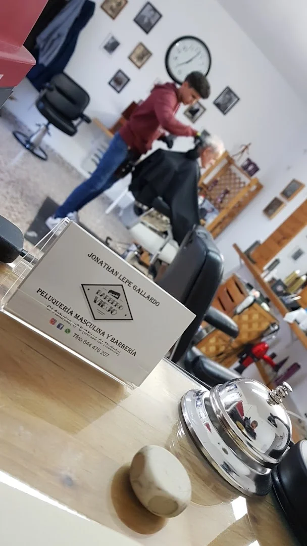 Foto 5 de Peluqueria de Caballeros Barbero Viejo