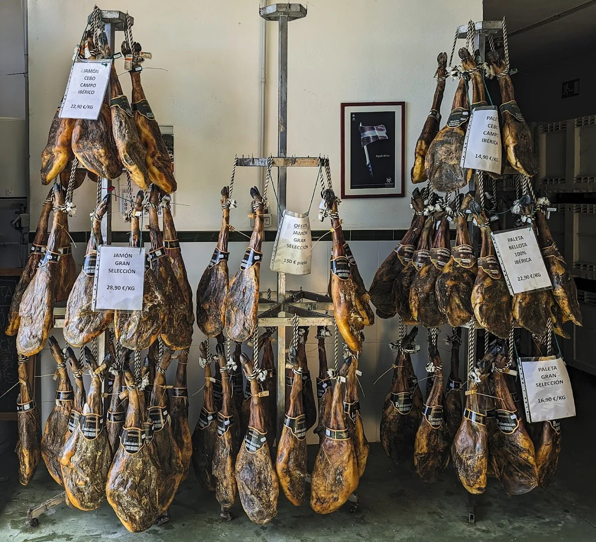Foto 5 de Selección Artesana de Jabugo - Secadero Natural jamones, Paletas y embutidos.