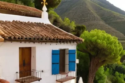 La villa de Aracena presenta una arquitectura única y antigua que combina estilos como el Mudéjar y Gohtico Revival en un pueblo rural rodeado por montañas y naturaleza