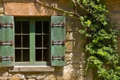 La casa se presentaba como un conjunto de madera y piedra vieja y deteriorada rodeada por vegetación salvaje