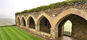 Un antiguo pueblo se ha fusionado con su paisaje árido rodeado de rocas y vegetación