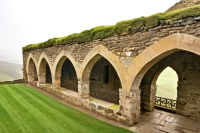 Un antiguo pueblo se ha fusionado con su paisaje árido rodeado de rocas y vegetación