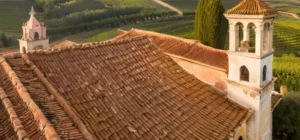 La vista aérea de Aracena muestra una hermosa aldea medieval cubierta de niebla con un entorno natural de olivar y viñedos en la distancia