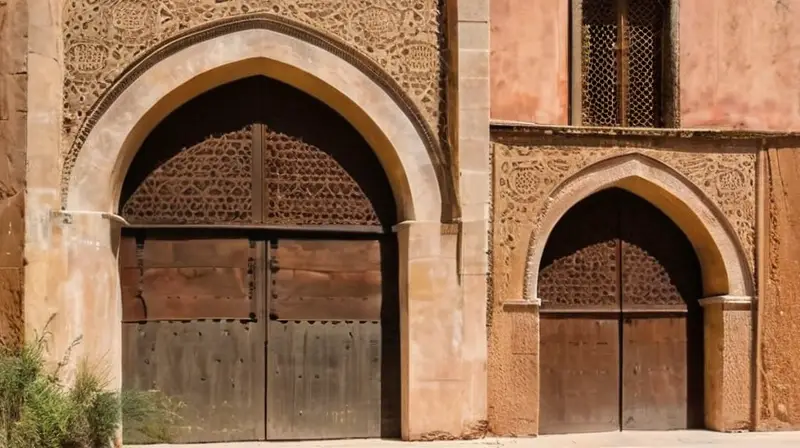 La iglesia tiene un frente de piedra con arcos irregulares, columnas cilíndricas y ventanas en el techo, adornado con herrajes oxidados