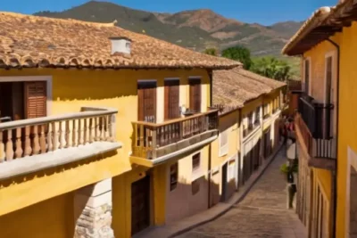 La plaza y las calles de Aracenas están llena de arquitectura tradicional con fayuca amarilla y estuco en los techos