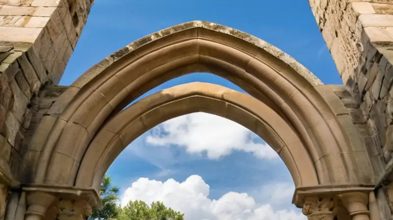 La iglesia prioral románica tiene una fachada de 60 pies de alto con un techo decorado y torres inclinadas