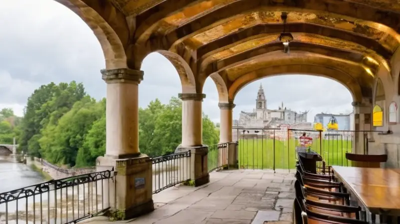 La escena describe una pintoresca plaza con características de arquitectura clásica y elementos naturales en un ambiente sombreado y tranquilo