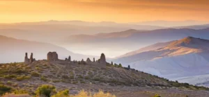 La escena describe un paisaje de montañas con sus colinas