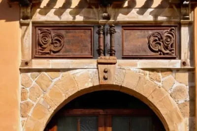 El edificio de Delicias de Aracenas es un edificio de piedra envejecido con detalles ornamentales que evocan un sentido histórico y nostalgia