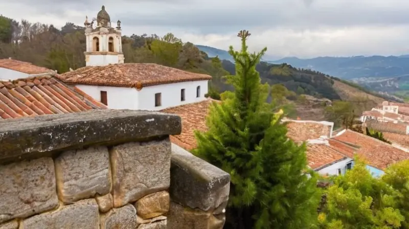 El pueblo de Aracena está envuelto en una manto de niebla y su arquitectura mezcla con el paisaje escarpado