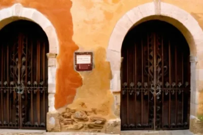 La ciudad blanca de Aracena cuenta con un gran mural en las calles donde la naturaleza y el arte urbano se unen