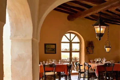 Una antigua mesa de madera se alinea en el centro de una habitación rural con techos tradicionales en un restaurante andaluz