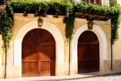 Un viejo muro de piedra sobrevive en el corazón de una hermosa ciudad andaluza