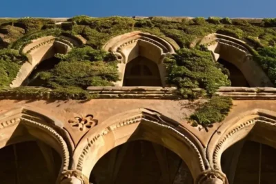 La iglesia centenaria muestra un estilo arquitectónico destacado con muros de piedra erosionados