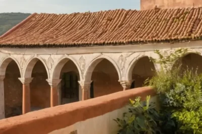 Un pueblo antiguo se aprecia desde la distancia con detalles como edificios blancos