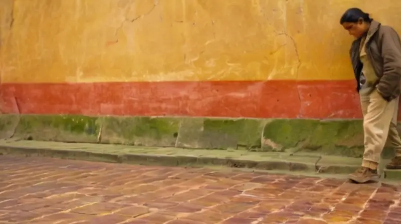 Una figura juvenil se encuentra en el centro de Aracena rodeada de paredes y mosaicos vetustos, bañados por la luz dorada del sol