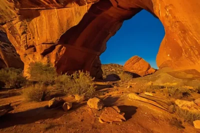 Un entrante de cueva iluminado con luz suave