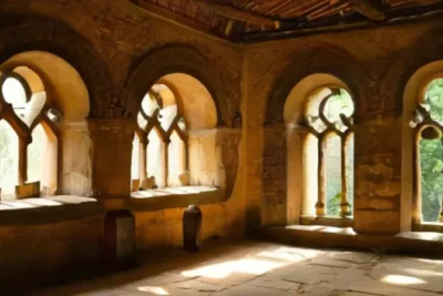 Un monasterio viejo y abandonado alberga patrimonios religiosos y artísticos en su arquitectura erosionada