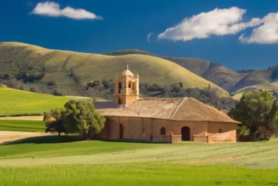 La Basílica de Santa María de la Encarnación tiene una fachada labrada en piedra con grietas