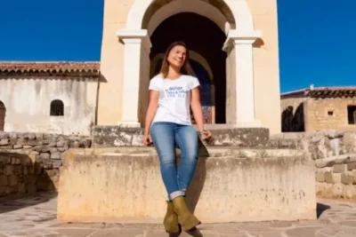 Una joven mujer camina por el centro histórico de Aracena