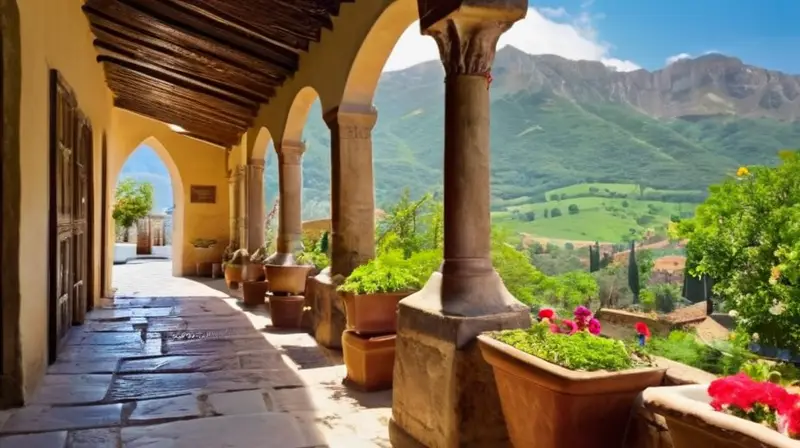 La escena describe una pintoresca ciudad antigua rodeada de montañas y valles, con una arquitectura tradicional y un ambiente relajado