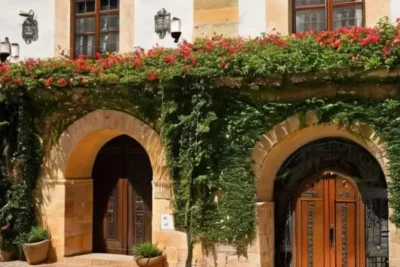 Una calle empedrada estrecha en Aracena está rodeada de edificios antiguos con paredes de piedra