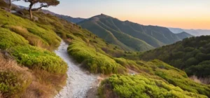 La montaña ofrece paisajes naturales impresionantes con picos de granito