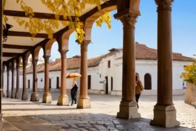 La imagen captura el encanto del centro histórico de Aracena con sus calles empedradas