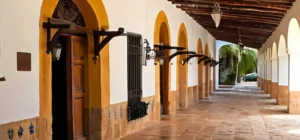 El histórico centro de Aracena cuenta con calles empedradas y plazas tranquilas rodeadas de edificios blanqueados con tejas de terracota y adornos de madera